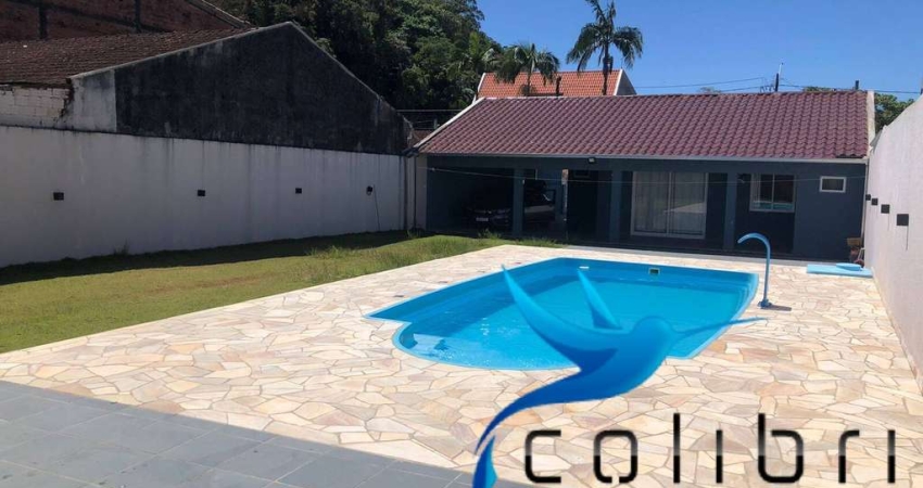 Casa com 4 quartos e piscina próximo a rodoviária de Guaratuba