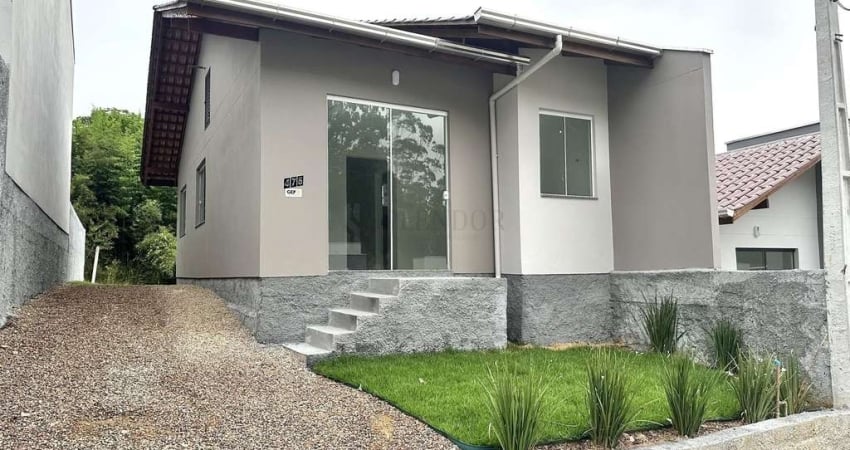 Casa com passagem lateral e 2 dormitórios à venda no bairro Warnow em Indaial-SC