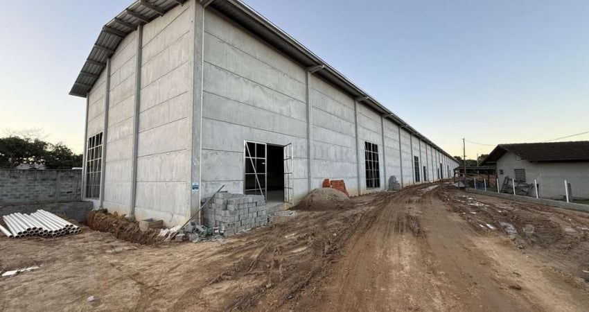 Galpão com 360 m2 disponível para locação em região industrial na cidade de Inda