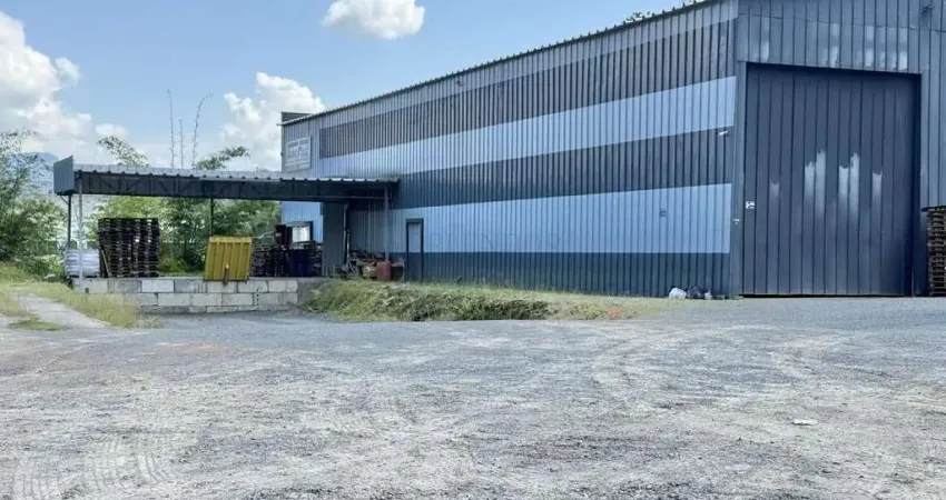 Galpão com docas disponível para locação com aprox. 530 m2, no bairro Mulde - In