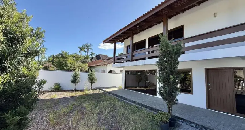 Casa com aprox. 500 m2 em região nobre, com terreno de 1.730 m2 no bairro dos Es