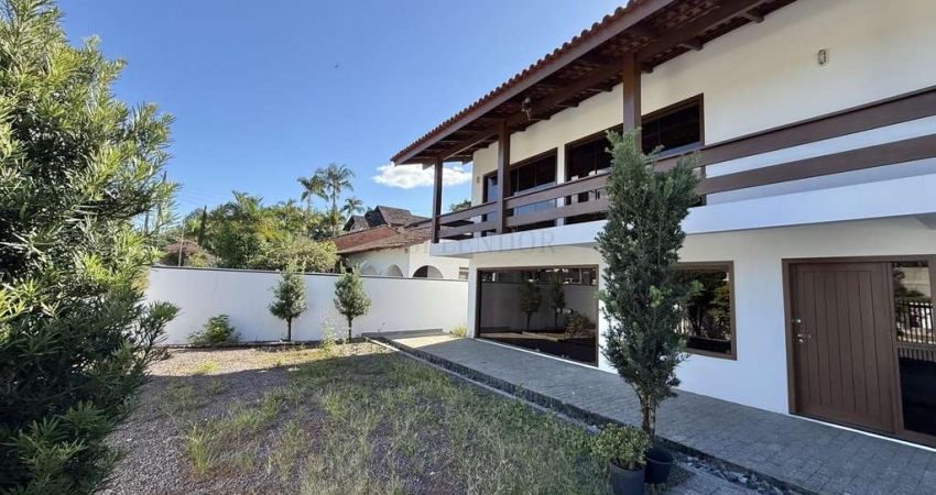 Casa com aprox. 500 m2 em região nobre, com terreno de 1.730 m2 no bairro dos Es