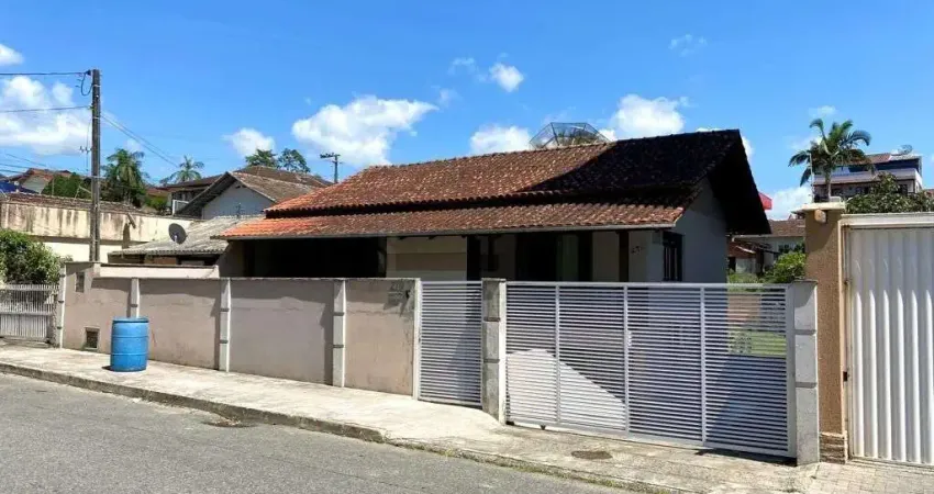 Casa à venda com terreno de 705 m2 e área edificada de aprox. 270 m2 no bairro D