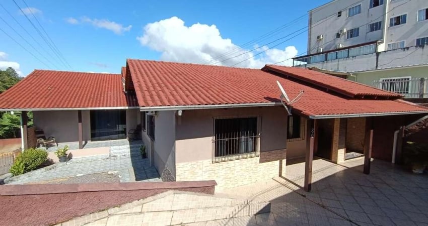 Casa à venda com aprox. 400 m2 em 2 terrenos no bairro Tapajós em Indaial-SC