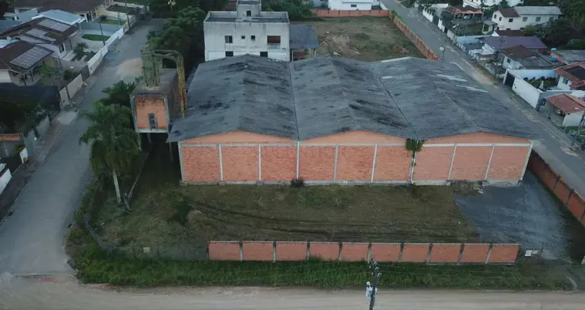 Galpão disponível para venda em Indaial com 2.600 m2 de área construída, com óti