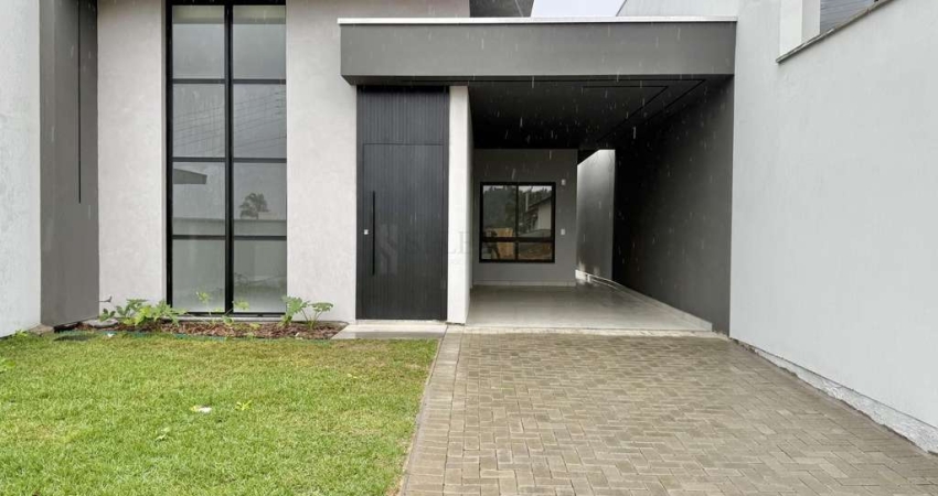 Casa à venda com 3 dormitórios (1 suíte), amplo espaço de quintal e garagem no b