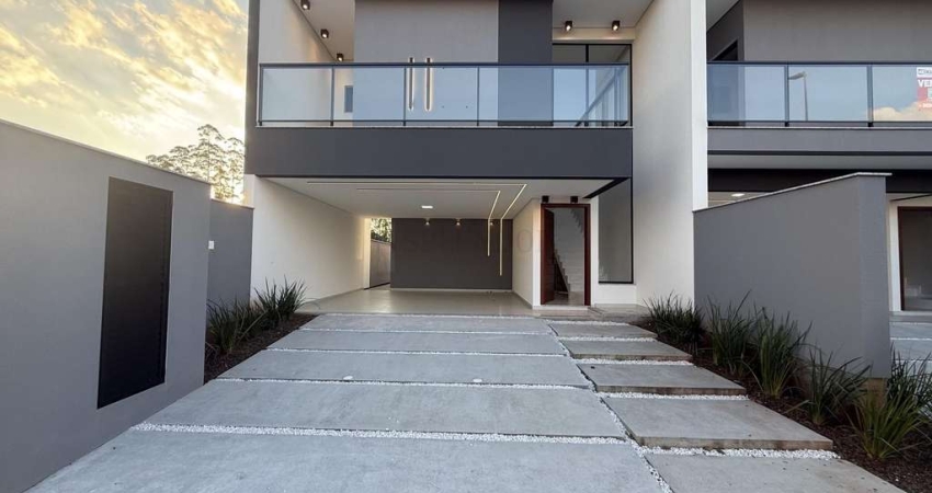 Casa à venda com 3 dormitórios (1 suíte e 2 demi), amplo espaço de quintal e gar