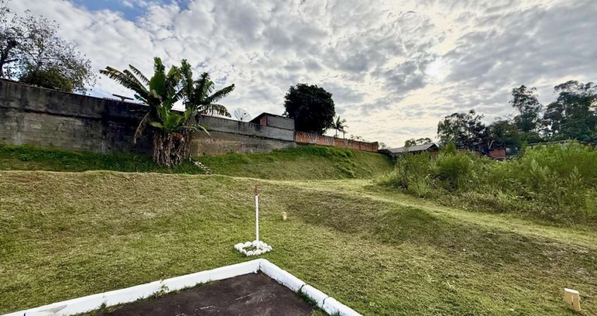 Terreno à venda em região central, no final da rua, pronto para construir com 53