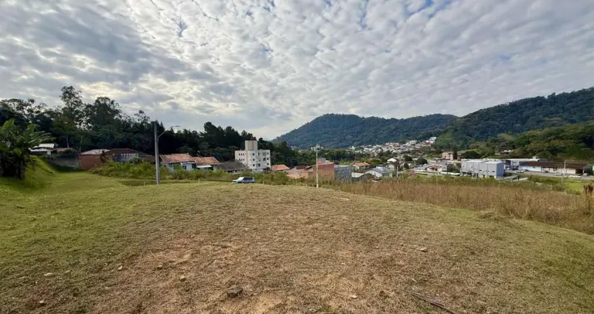 Terreno à venda em região central, no final da rua, pronto para construir com 53