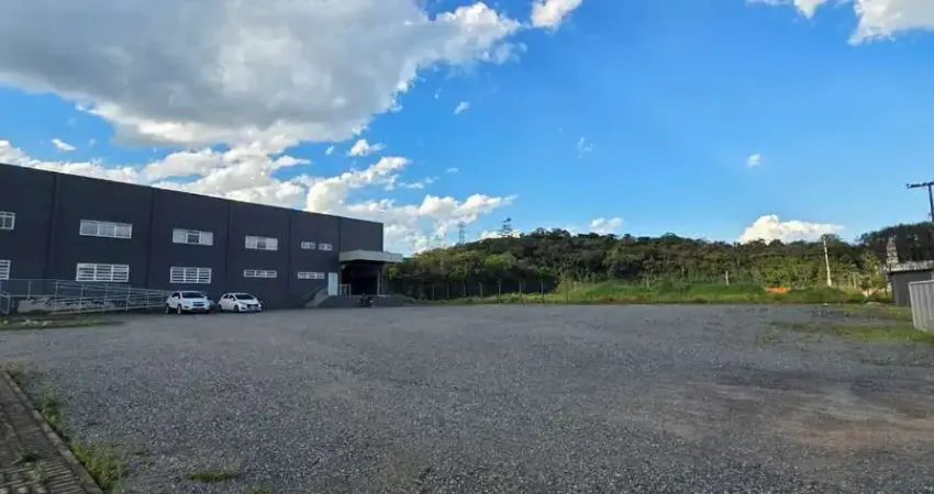 Galpão com 2.000 m2, pé direito com 8 m e docas para alugar na cidade de indaial