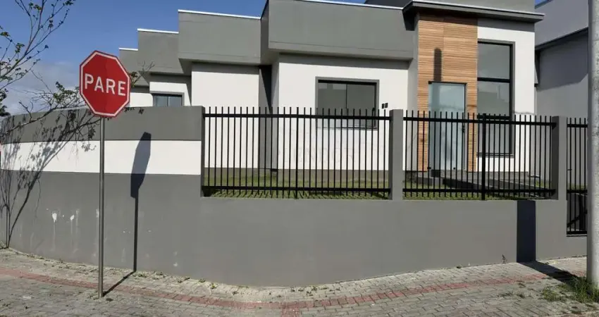 Casa à venda com 3 dormitórios sendo 1 suíte, amplo living, lavanderia e passage