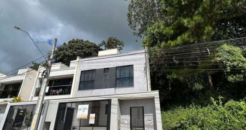 LOCAÇÃO - Sobrado semimobiliado, 03 suítes no bairro Fazendinha, Itajaí
