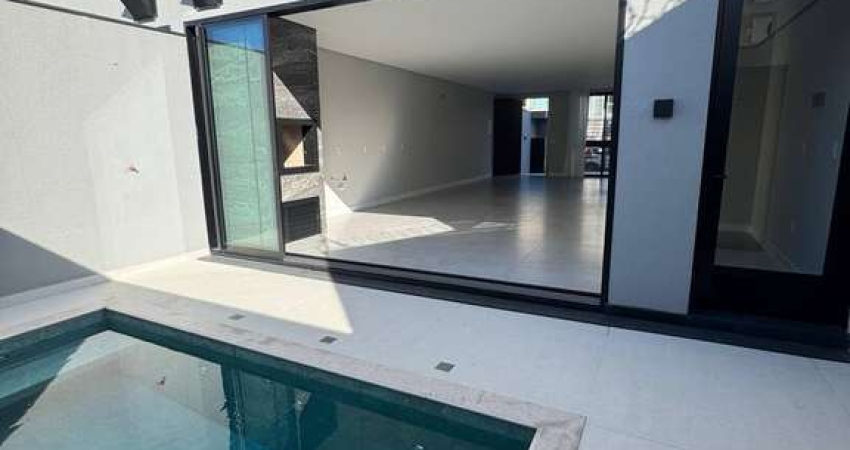 Ampla casa geminada 03 suítes, de alto padrão bairro São Francisco de Assis