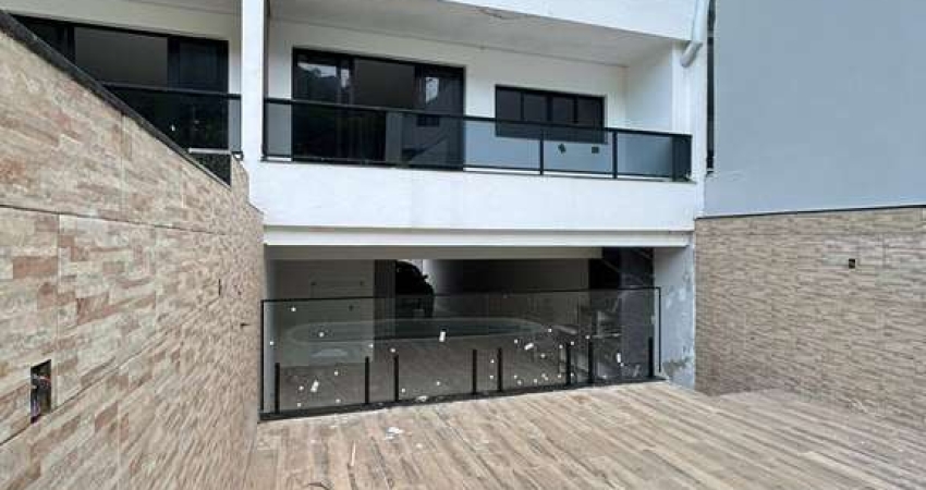 Elegância e conforto: Triplex de alto padrão com 324m², piscina privativa.