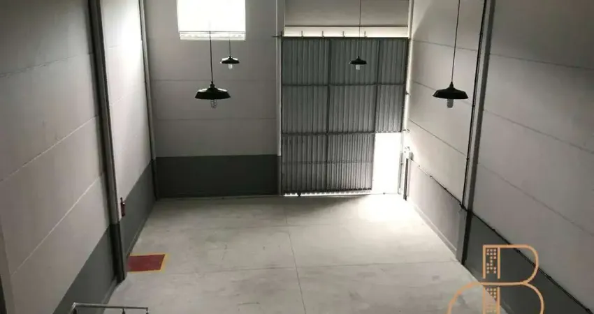 LOCAÇÃO - Amplo galpão com 230m² no bairro Santa Regina em Camboriú