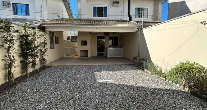 Oportunidade incrível! ampla casa com 200m² no bairro areias em camboriú
