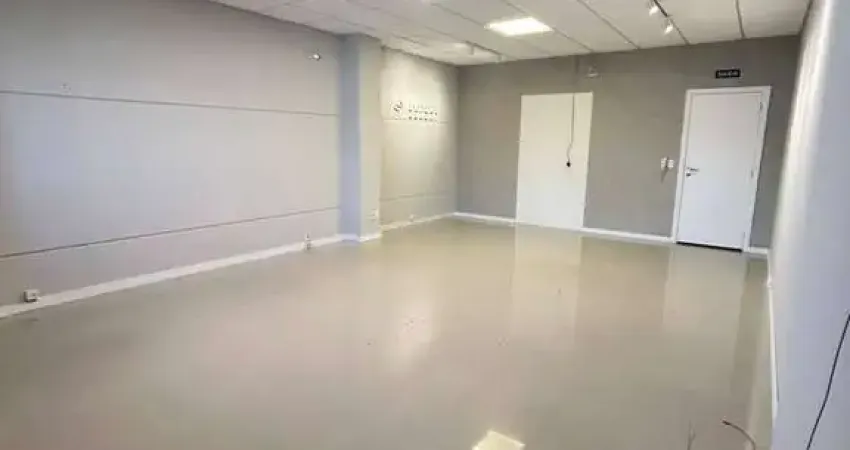 LOCAÇÃO - Sala 40m² no segundo andar em prédio comercial no centro de BC