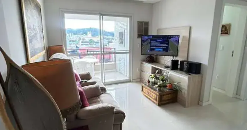 Excelente apartamento mobiliado no centro de Balneário, próximo a tudo.