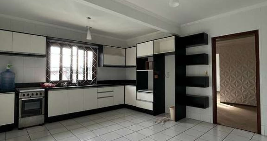 LOCAÇÃO - Ampla casa com uma suíte + um domritório no centro de Camboriú.