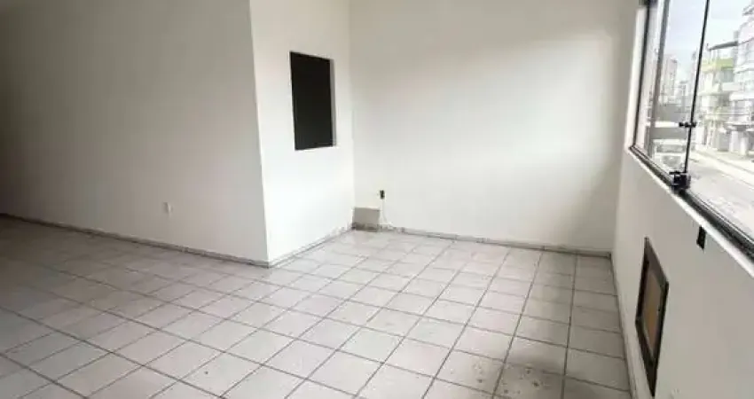 Locação - sala comercial no segundo piso em galeria comercial no centro.