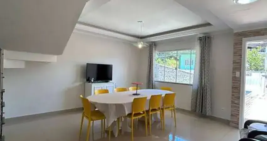 Ampla casa geminada com excelente localização, ideal para sua família