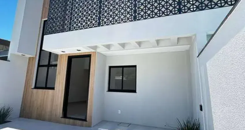 Seu novo lar! Casa térrea geminada, com 1 suíte + 2 quartos, espaço gourmet