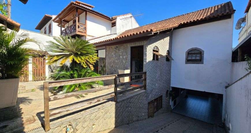 Taquara. Casa de Condomínio com Salão, 3 Quartos, 3 Vagas, Piscina e Churrasqueira.