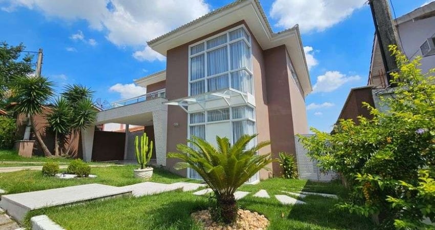 Anil. Casa de Condomínio com Salão, Varandão, 4 Quartos, Sendo 3 Suítes e 4 Vagas.