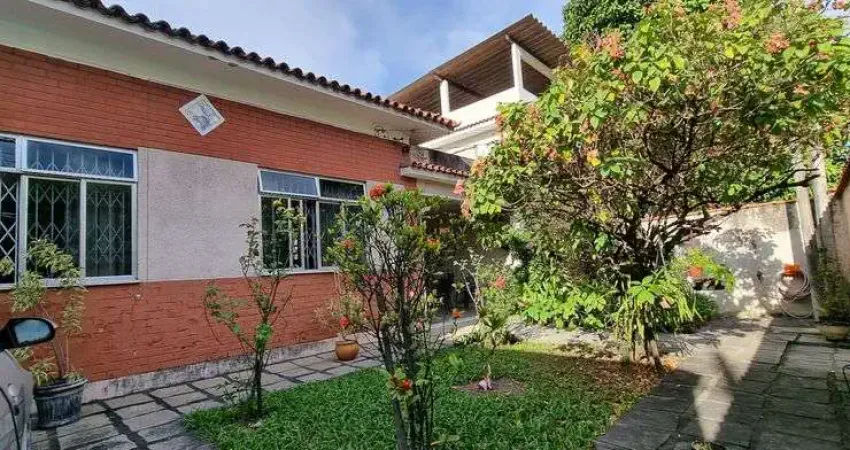 Pechincha. Casa Linear com Salas, 4 Quartos, 5 Vagas em Terreno de 552m².