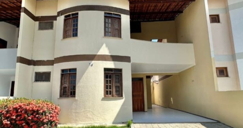 Casa - Dúplex em Condominio Fechado, c/ Sala, Varanda, 04 Suites, Cozinha, Área de Serviço,  Dependência de Empregada, 02 Vagas, condominio c/ Piscina, Deck e Churrasqueira.