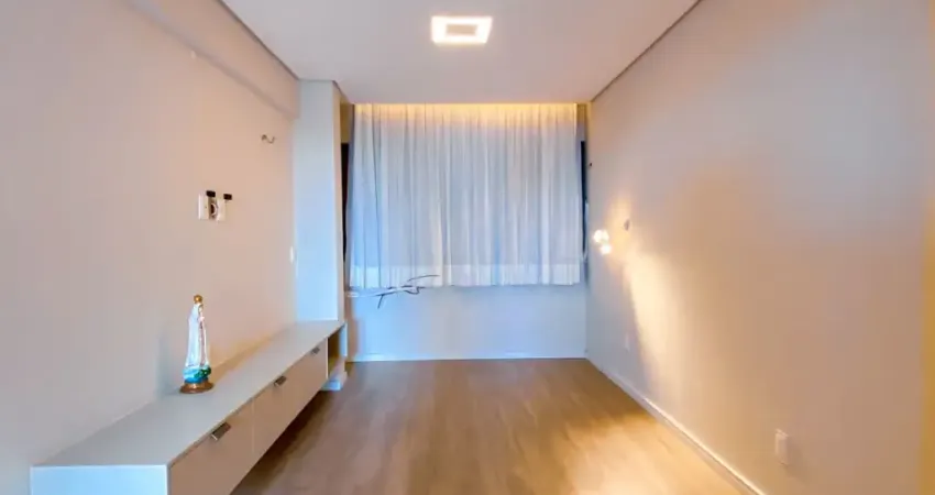 Apartamento Nascente, Próximo á Praia, c/ Sala, 02 quartos (01 Suite), Closed, Cozinha, Área de serviço, Armários, Condominio com lazer.