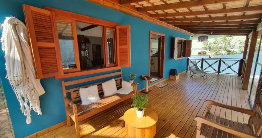 Casa à venda em Santo Antônio de Lisboa, Florianópolis Recém construída Excelente localização, comodidades modernas e uma vista magnífica para as montanhas.