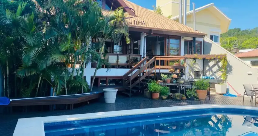 Venha se encantar com essa casa incrível e única localizada no bairro João Paulo, em Florianópolis.