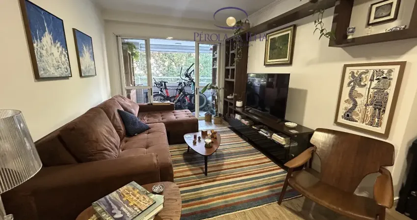 Linda oportunidade no centro de florianópolis! este espaçoso apartamento conta com 3 quartos, sendo 1 suíte, 3 banheiros, 1 vaga de garagem coberta e livre, totalizando 126,98m2 de área.