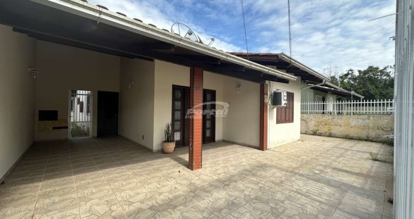 Casa com 3 quartos para alugar no Centro, Balneário Piçarras 