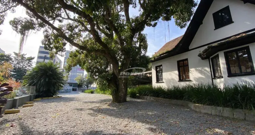Casa comercial no centro com 300m² de área útil, 07 salas e amplo terreno para estacionamento.