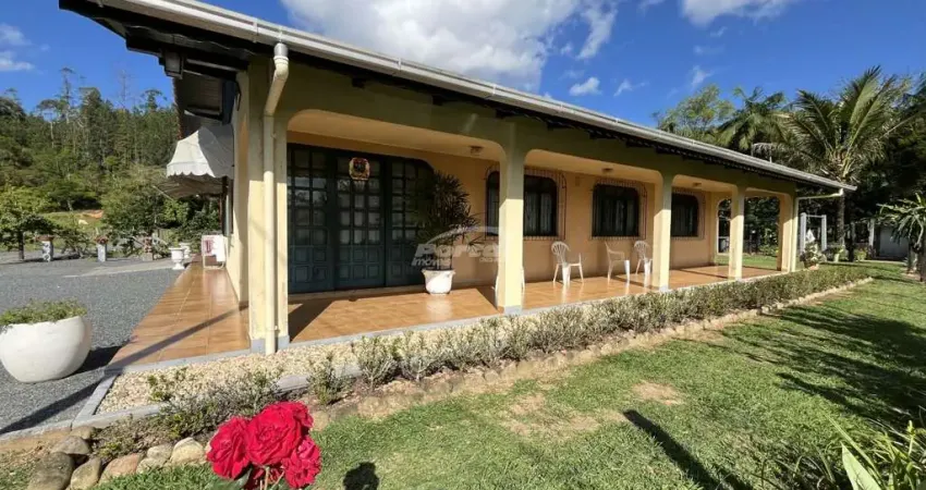 Sítio com 9.517,00m² de área, com casa de alvenaria, no bairro fidélis em blumenau!