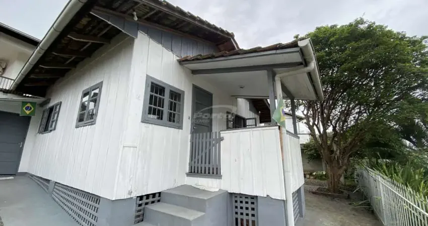 Casa + edícula, localizada no bairro itoupava norte. o imóvel possuí um terreno de 610,00 m² de área. 1. casa principal contem 3 quartos sendo 1 suíte com closet, banheiro, lavabo, salas de star, tv,