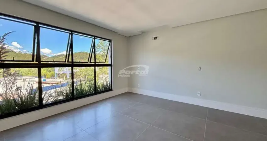 Belíssimo sobrado com 3 suítes, 4 vagas de garagem e espaço externo com piscina, no bairro ponta aguda em blumenau!