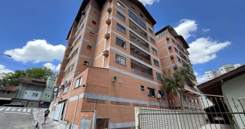 Apartamento com 3 dormitórios sendo 1 suíte, sacada e 3 vagas de garagem, no bairro Vila Nova em Blumenau!