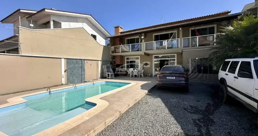 Sobrado, 03 dormitórios sendo 01 suíte, 500 metros do mar, Itacolomi, Balnéario Piçarras SC (cód.19093)