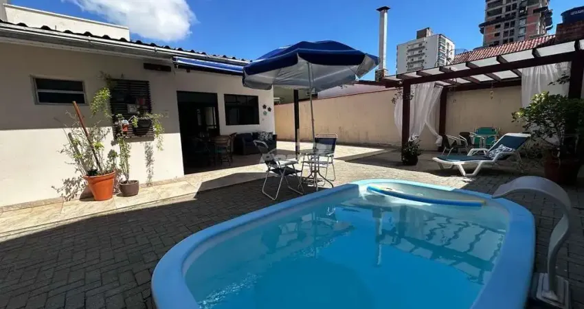 Linda casa com piscina e 3 quartos localizada apenas a 200m da praia e 800m do beto carrero em penha