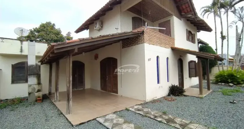 Casa com 3 quartos para alugar no Centro, Balneário Piçarras 
