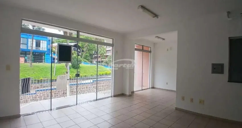 Sala comercial disponível para locação no bairro Bom Retiro, em Blumenau.