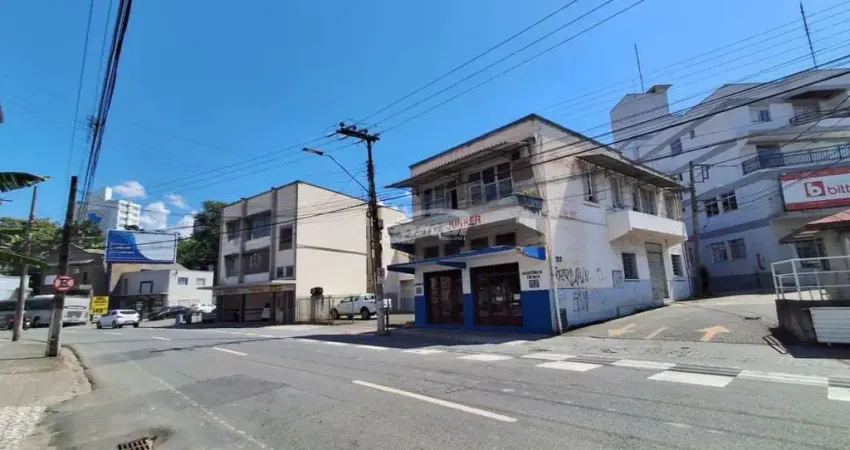 Dois prédios com locação comercial e residencial e duas casas num terreno de 1.152m². no bairro victor konder em blumenau-sc