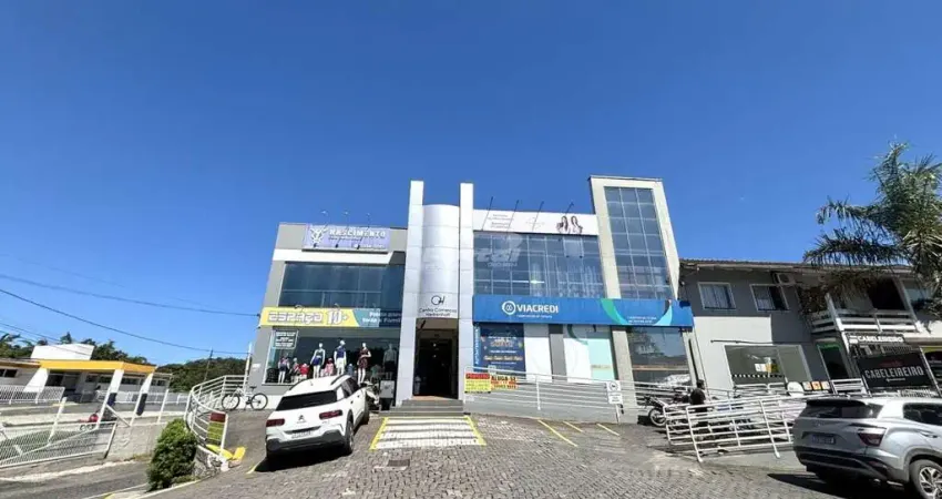 Loja com 40,87m², com fachada em blindex, banheiro exclusivo para os locatários e banheiros feminino, masculino e pcd exclusivo para os clientes, 01 vaga de garagem coberta e amplo espaço para estacio