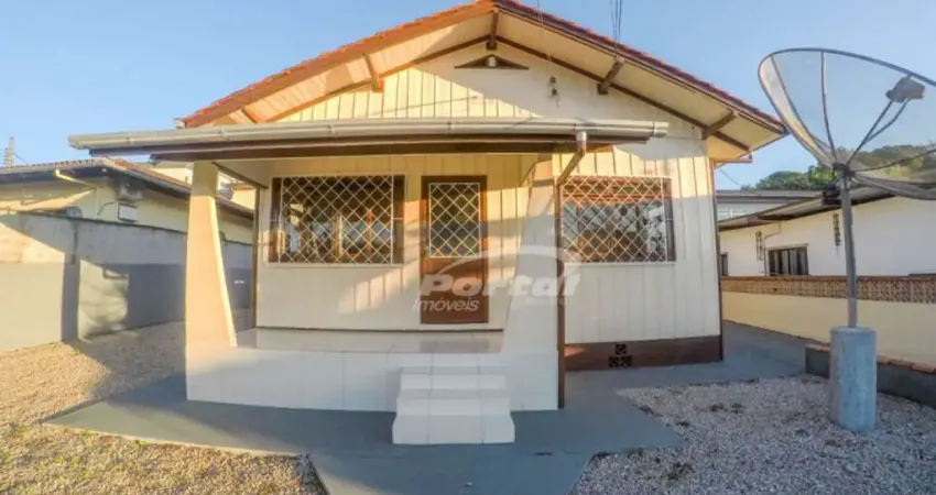 Casa no bairro fortaleza com 03 dormitórios e demais dependências.