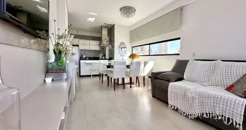 Apartamento pronto, no centro de balneário piçarras, 02 quartos sendo um suíte, sacada com churrasqueira!