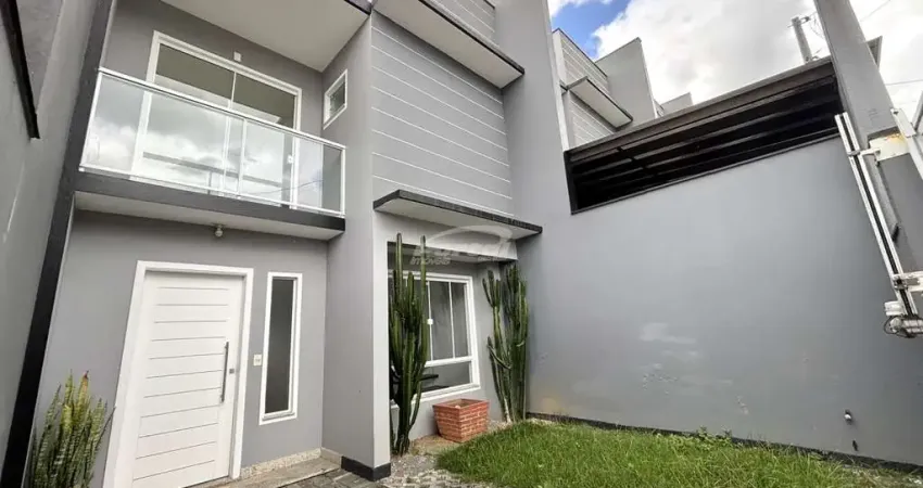 Com 86m² de área construída, o imóvel possui 02 dormitórios (ambos com ar condicionado), sendo 02 suíte, uma delas com sacada, sala de estar, cozinha e sala de jantar conjugadas, lavabo, área de servi