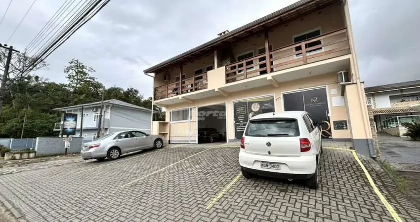 Loja terrea com 70m², fachada em blindex, possui 01 banheiro social e 04 vagas de estacionamento. imovel voltado para atender as necessidades no ramo comercial, pronto para ocupação, podendo ser adapt